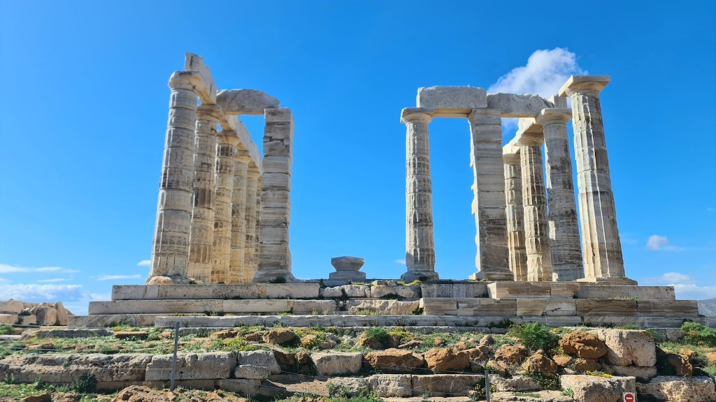 כיצד השפיעה הגיאוגרפיה של יוון העתיקה על התפתחותה